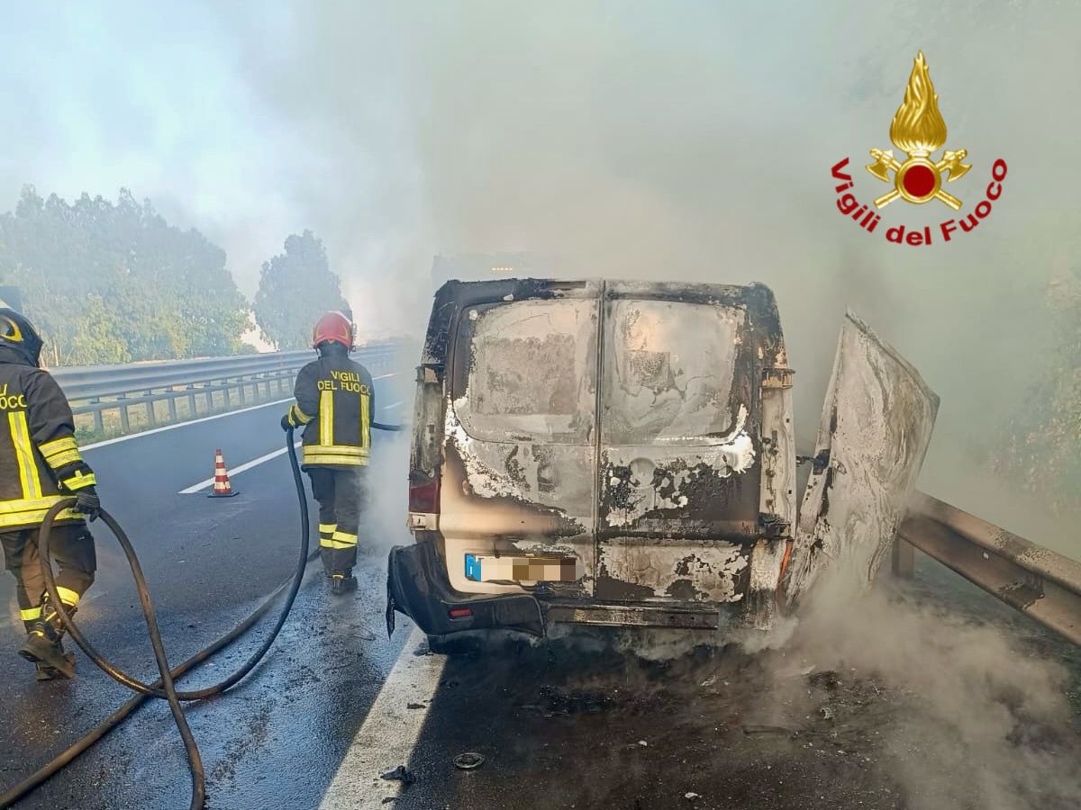 INCENDIO SU UN MEZZO IN A19 ALL’ALBA: INTERVENTO DEI VIGILI DEL FUOCO, CORSIA CHIUSA A GERBINI