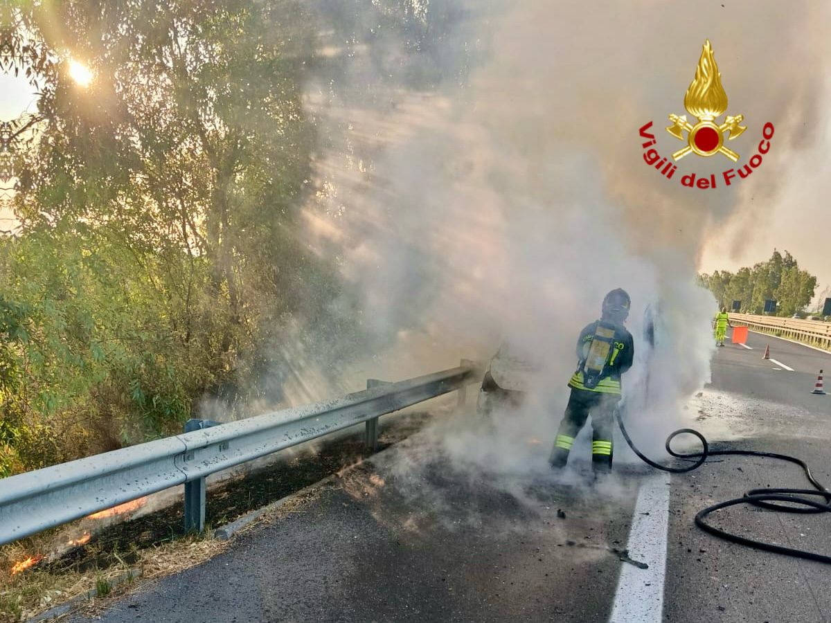 INCENDIO SU UN MEZZO IN A19 ALL’ALBA: INTERVENTO DEI VIGILI DEL FUOCO, CORSIA CHIUSA A GERBINI