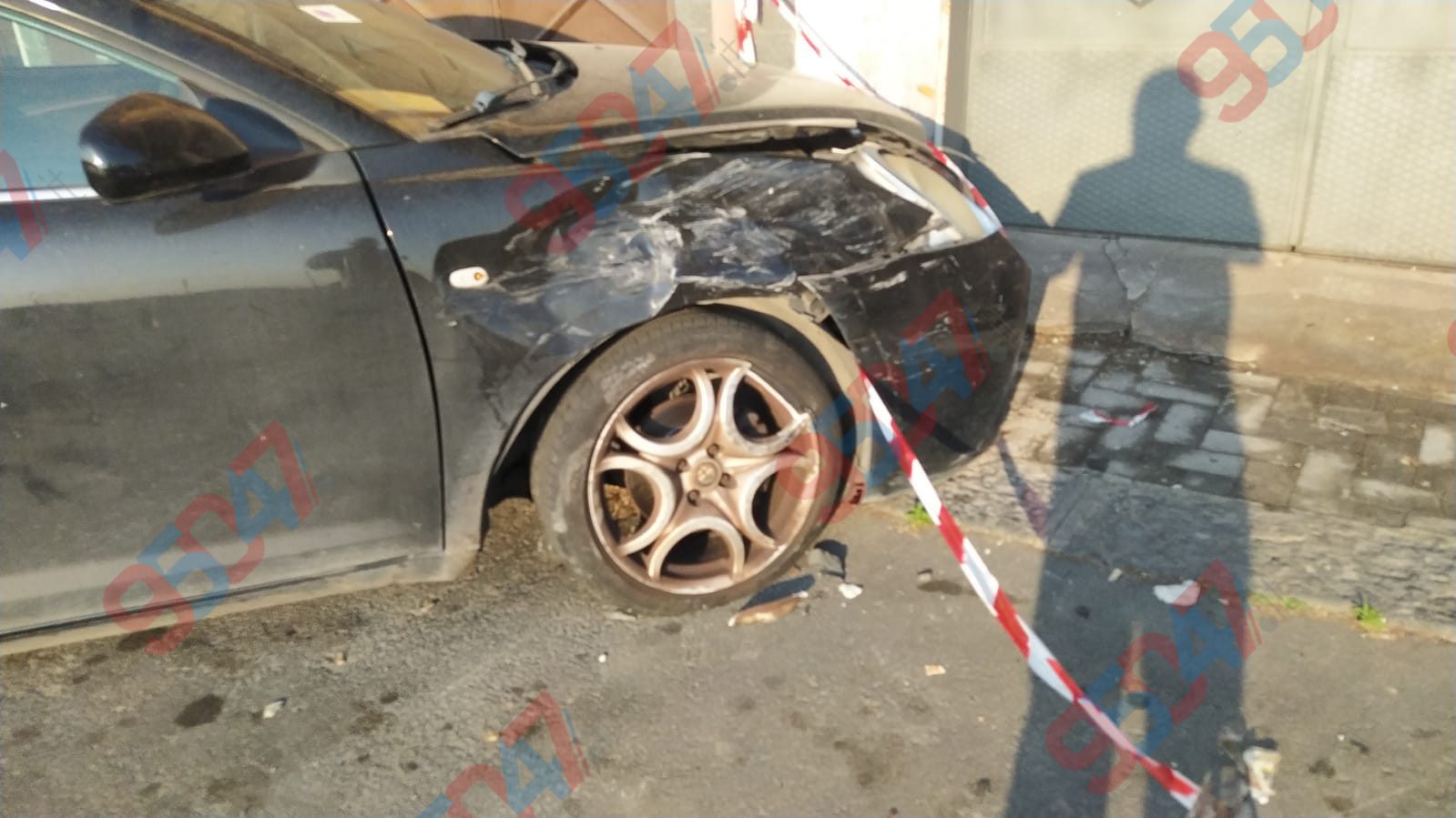PATERNÒ, AUTO INCIDENTATA DA GIORNI IN VIA TENENTE CUNSOLO: COLPITO ANCHE UN GARAGE, MISTERO SULLA DINAMICA