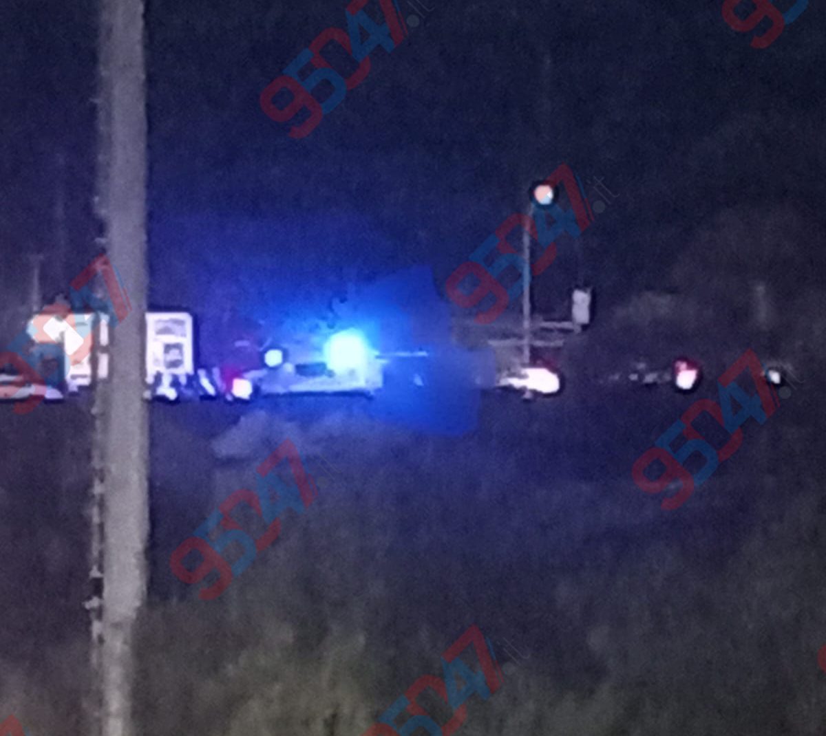 INCIDENTE A PATERNÒ: SCONTRO TRA SCOOTER E DUE AUTO SUL CORSO ITALIA, FERITO UN GIOVANE