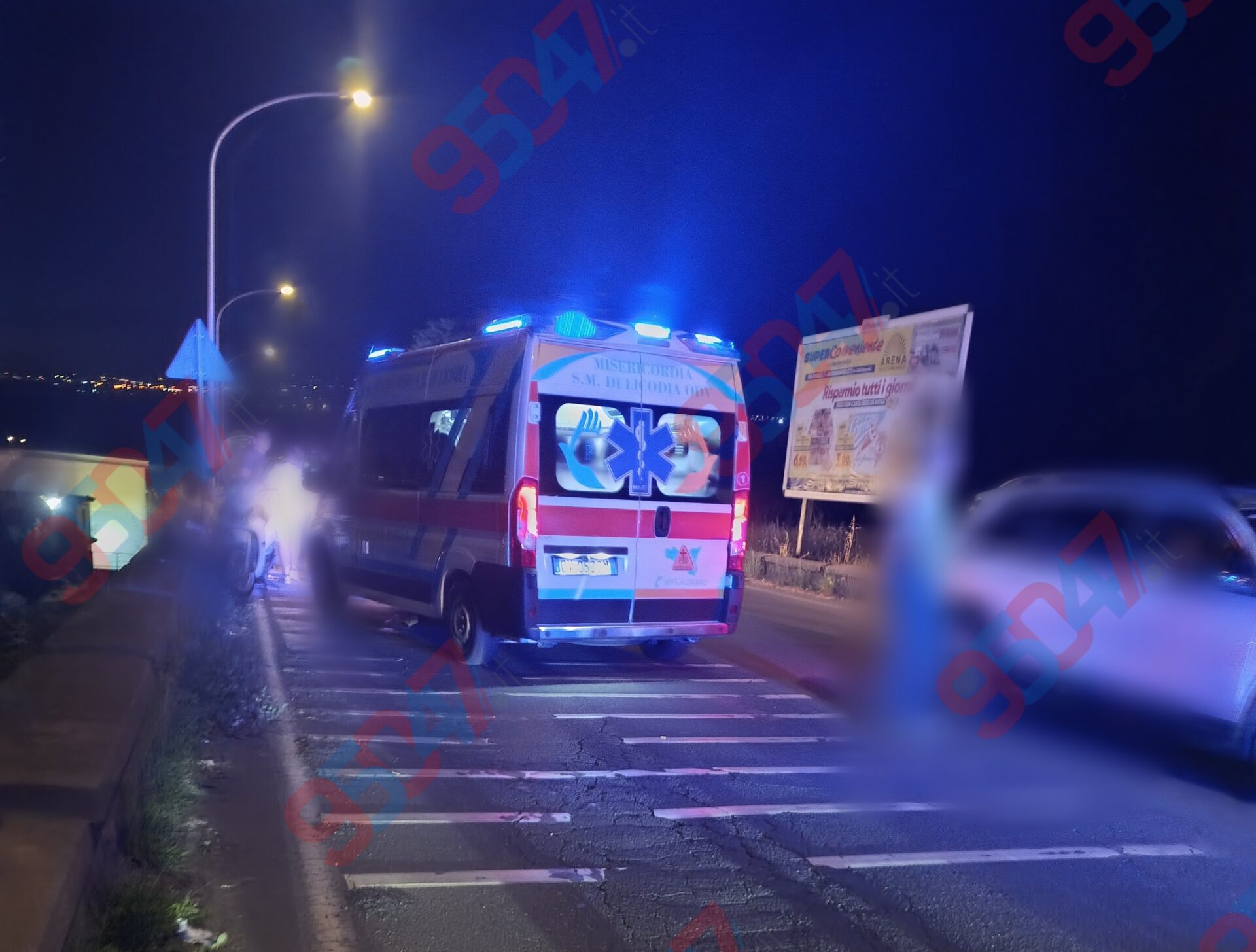 INCIDENTE A PATERNÒ: SCONTRO TRA SCOOTER E DUE AUTO SUL CORSO ITALIA, FERITO UN GIOVANE