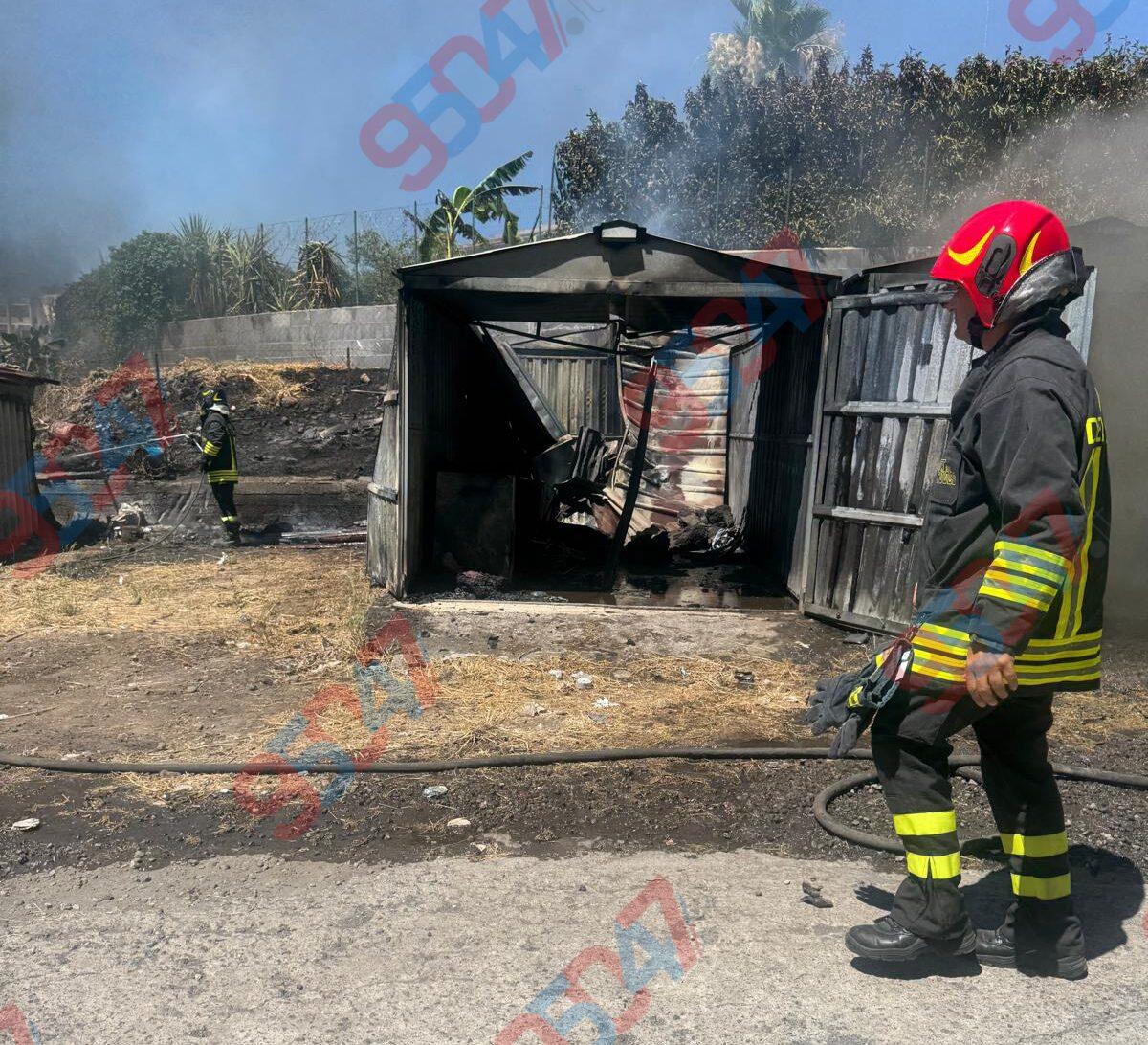 Paura a Paternò: Incendio da Sterpaglie Distrugge Garage e Motorino, Fumo nelle Case e Vigili del Fuoco in Azione - 