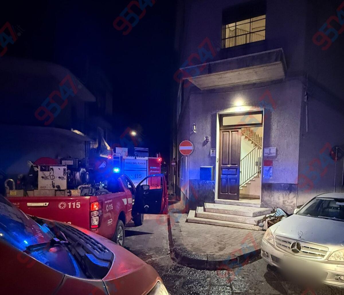 INCENDIO ALL'INTERNO DI UNA COMUNITÀ TERAPEUTICA A BIANCAVILLA: INTOSSICATI E PAURA TRA GLI OSPITI, VIGILI DEL FUOCO E AMBULANZE SUL POSTO - 