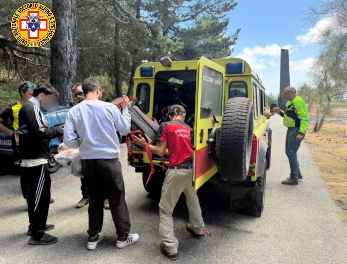 Smarriti sull’Etna tra roccia e lava: due escursionisti salvati dopo ore di paura - 