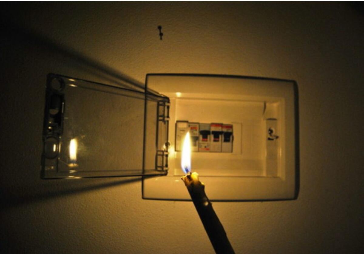 PATERNÒ, 11 ORE SENZA LUCE CON 40 GRADI: APPELLO DISPERATO DAI RESIDENTI DI VIA DE AMICIS. "ANZIANI E BAMBINI COLLASSATI, NESSUNO CI AIUTA" - 