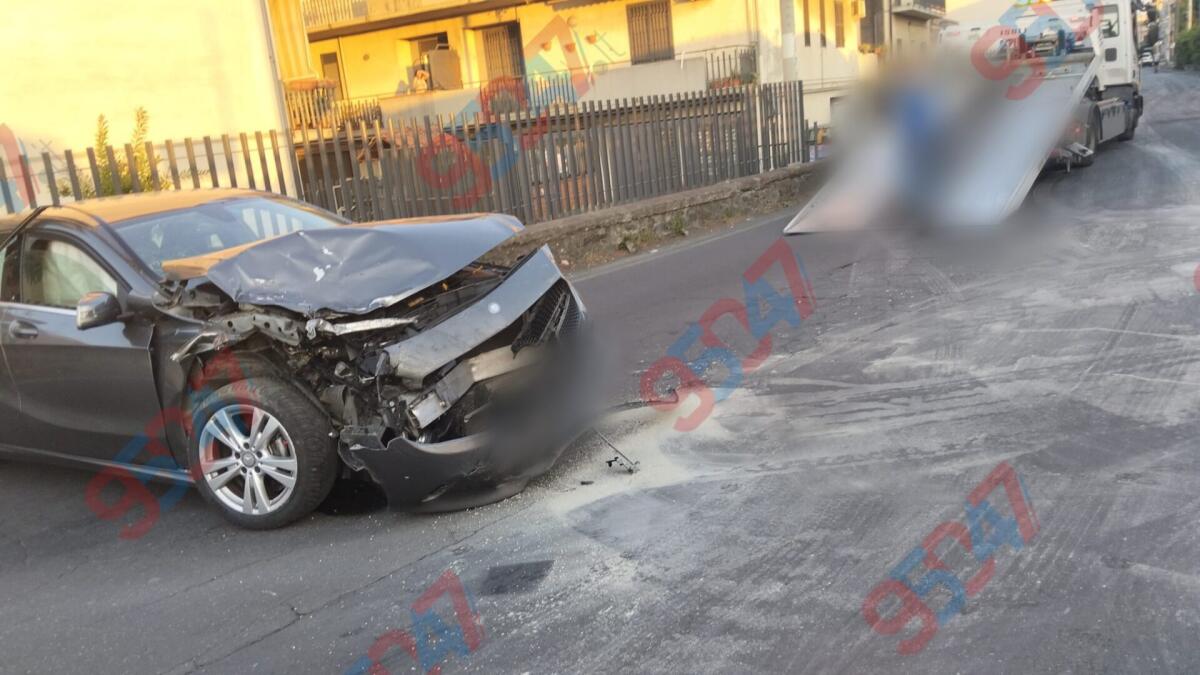 INCIDENTE NELLA NOTTE A CAMPOROTONDO ETNEO: VIOLENTO SCONTRO TRA DUE AUTOVETTURE - 