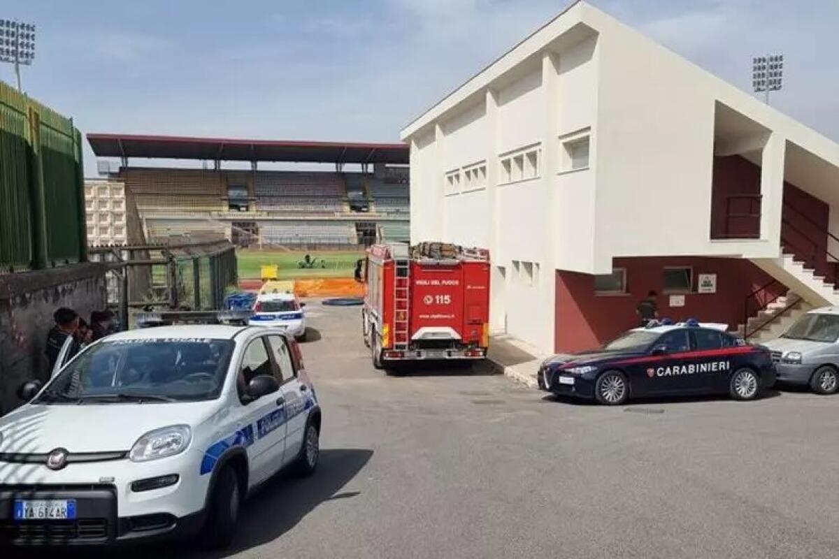 ACIREALE, FOLLIA AL MERCATO: POSTEGGIATORE ABUSIVO AGGREDISCE DUE VIGILI E SI RIFUGIA SULLA TORRE DELLO STADIO - 