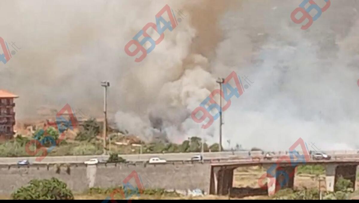 INCENDI TRA PATERNÒ E BELPASSO: CAPANNONI IN FIAMME, CANADAIR ED ELICOTTERI IN AZIONE. EMERGENZA ANCORA IN CORSO - 