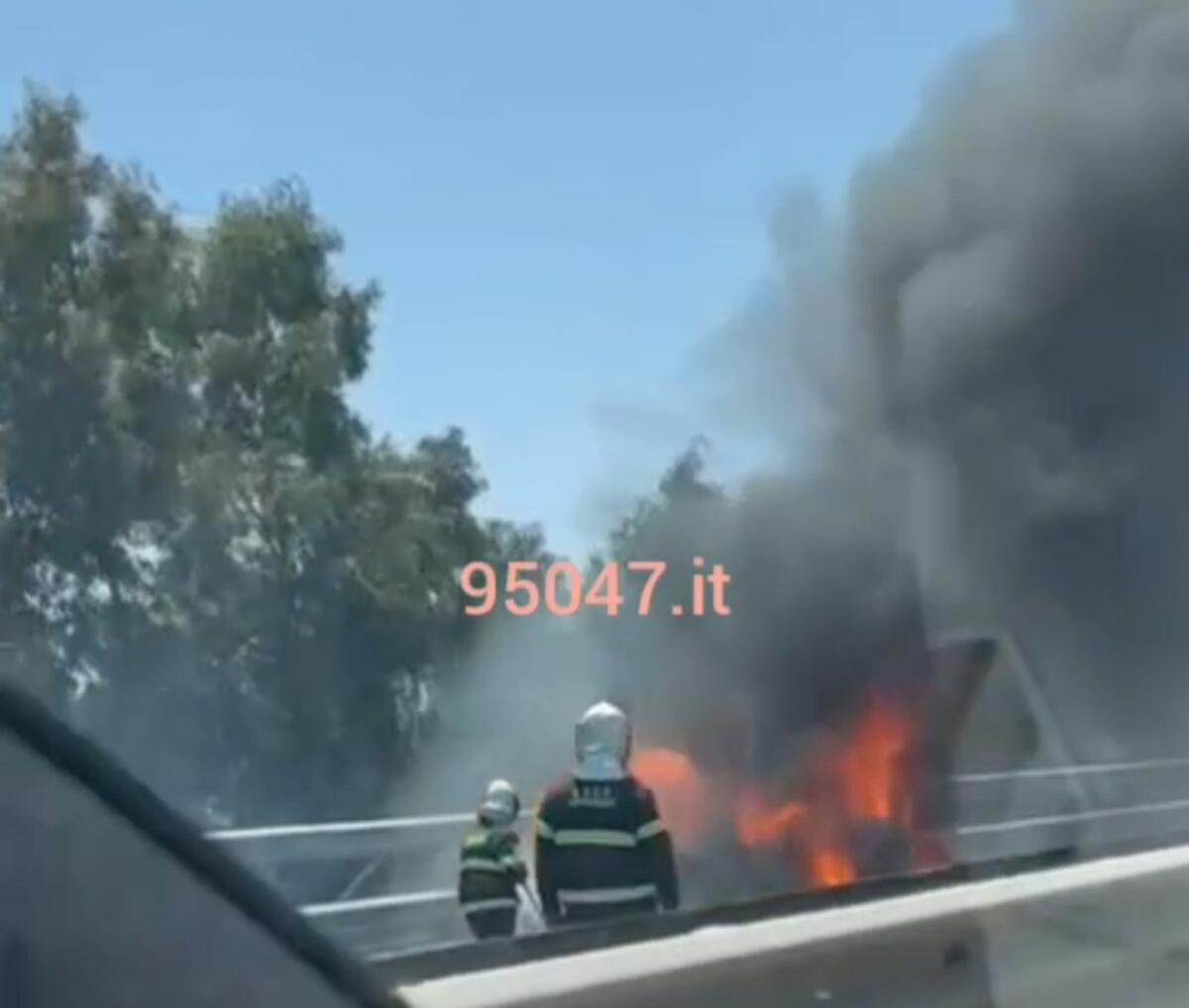 TANGENZIALE DI CATANIA NEL CAOS: LAVORI AI CASELLI E FURGONE IN FIAMME, CODE DI OLTRE 7 KM - 