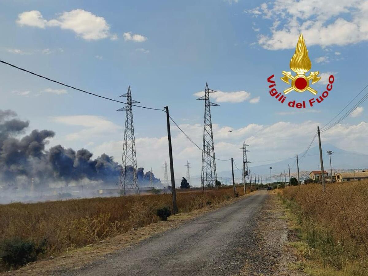 EMERGENZA INCENDI NEL CATANESE: OLTRE 100 INTERVENTI, DIPENDENTE DEL MAAS INTOSSICATO - 