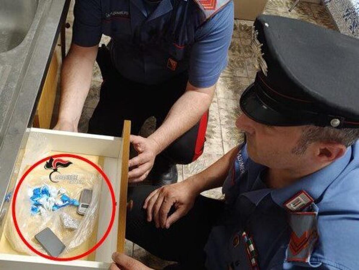 SANTA MARIA DI LICODIA, 21ENNE AI DOMICILIARI SORPRESO CON COCAINA: ARRESTATO - 