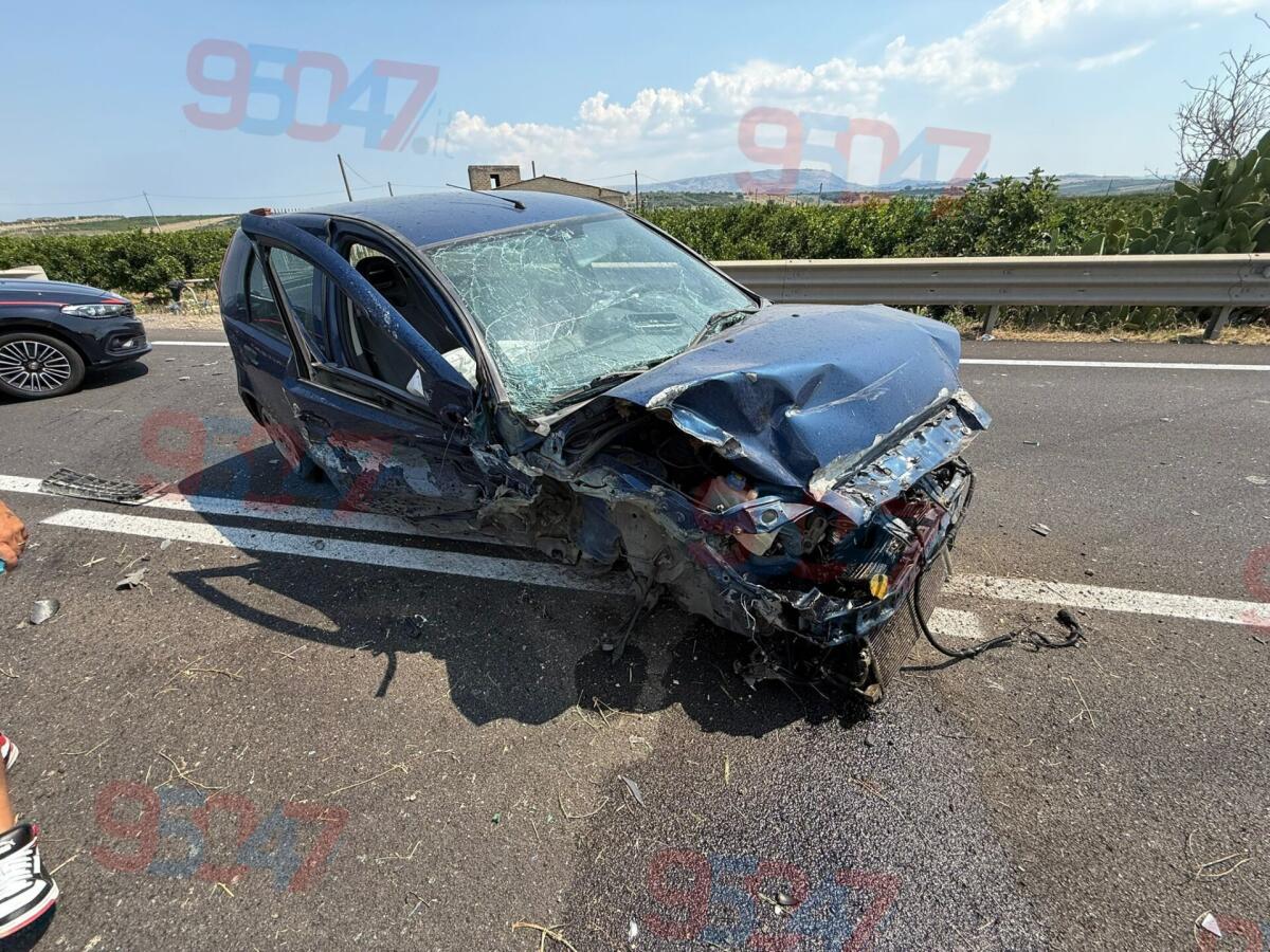 Grave incidente sulla SS 417 nel territorio di Ramacca: tre auto coinvolte quattro feriti, uno in codice rosso - 