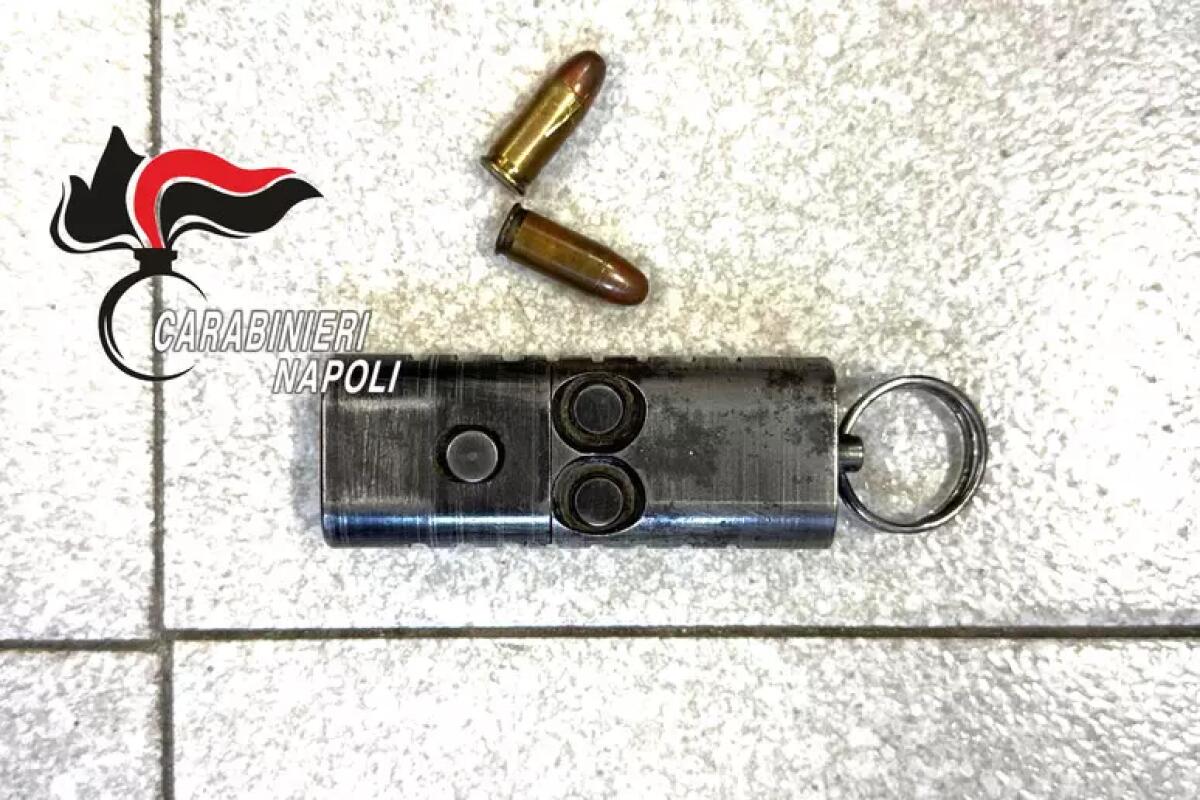 NAPOLI, SEQUESTRATA PISTOLA-PORTACHIAVI: SPARA DUE COLPI CALIBRO 7.65 CON UN SOLO BOTTONE - 
