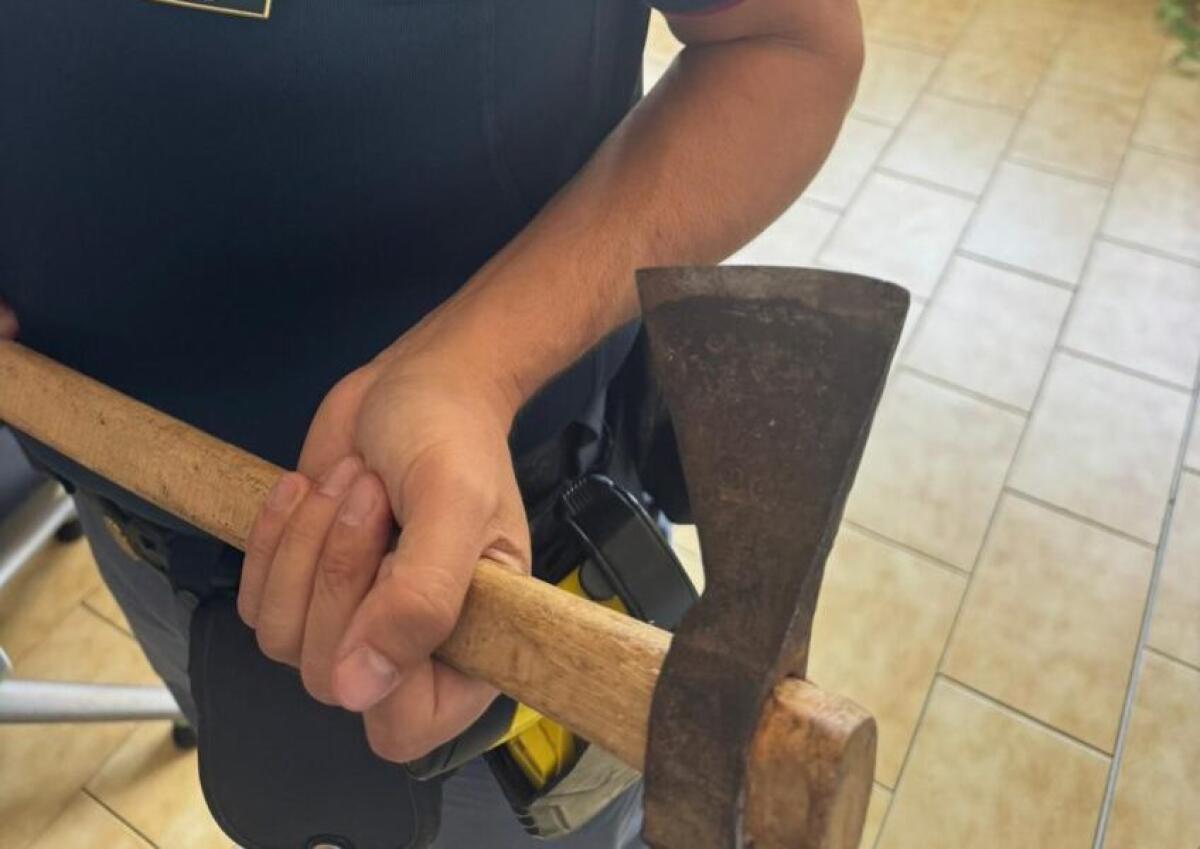 Catania, entra al bar con un’accetta per la musica troppo alta: 23enne semina il panico e poi fugge, rintracciato dalla Polizia - 