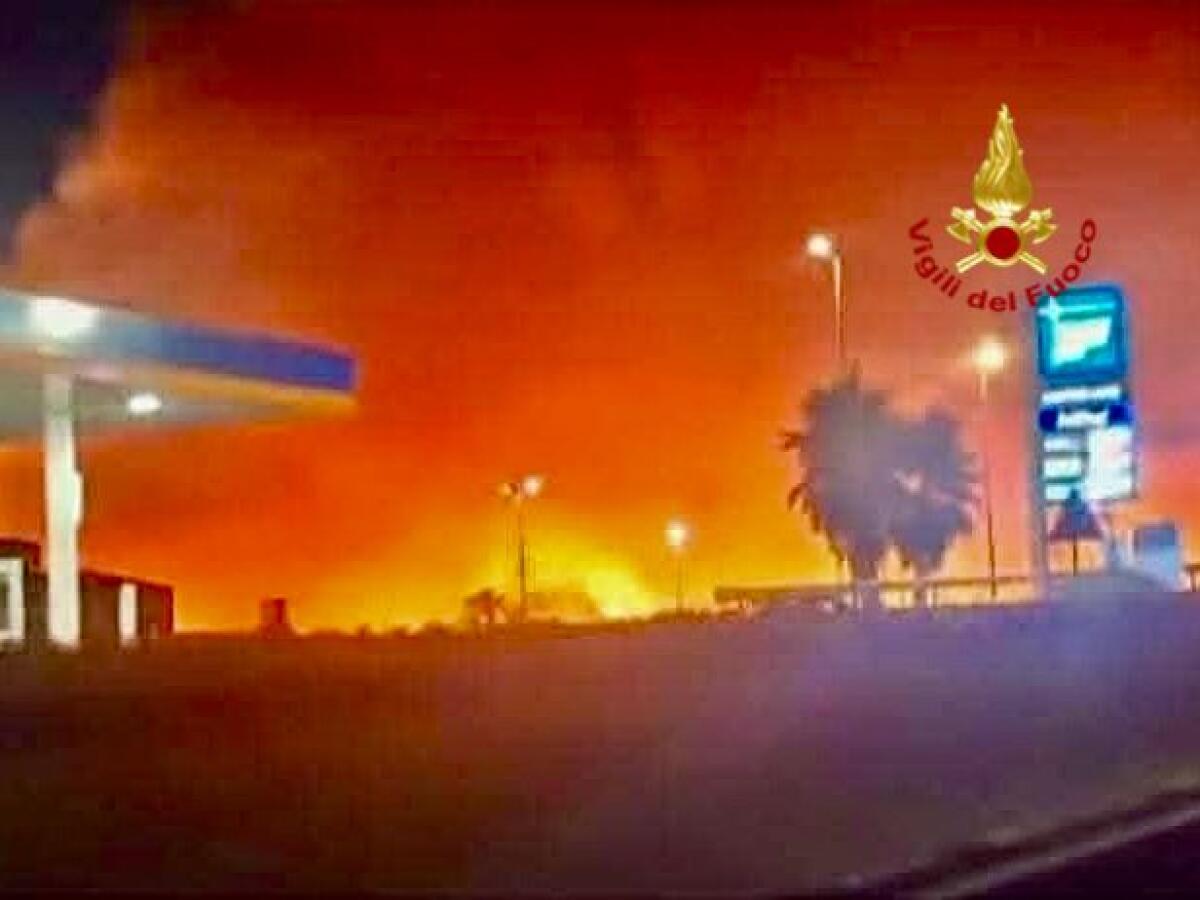 INCENDIO VICINO ETNAPOLIS: FIAMME MINACCIANO DISTRIBUTORE E CAPANNONI, NOTTE DI PAURA A BELPASSO - 