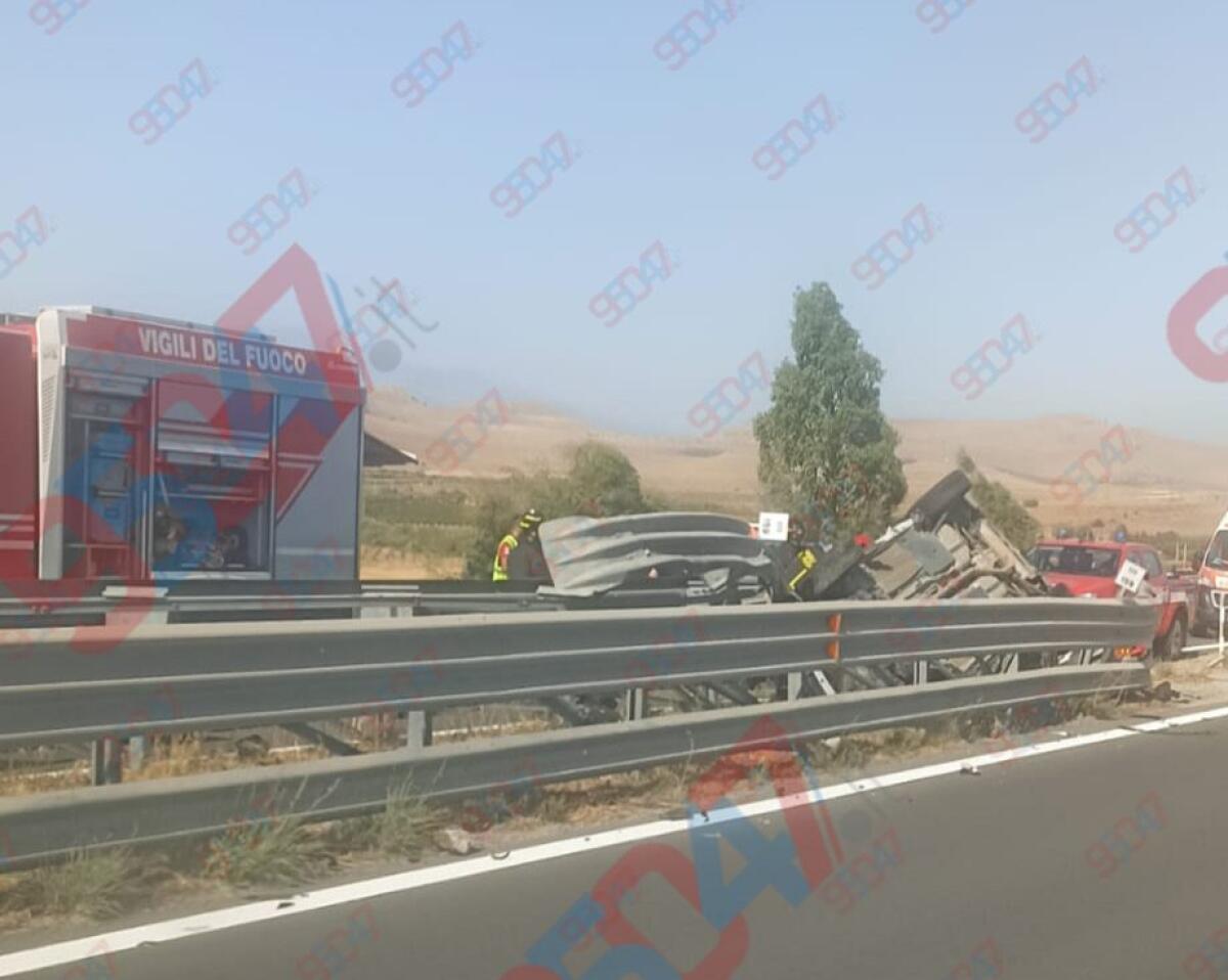 CENTURIPE. GRAVE INCIDENTE SULLA A19: AUTO SI RIBALTA, PERSONE INCASTRATE E SOCCORSI SUL POSTO - 