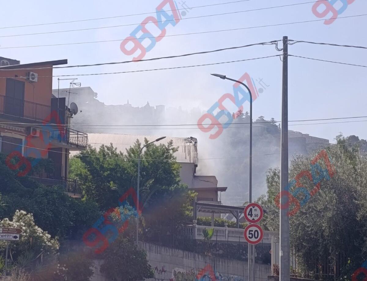 INCENDI A PATERNÒ: PROSEGUE LO SPEGNIMENTO IN VIA SAN MARCO, ROGO DI STERPAGLIE NELLA NOTTE IN VIALE DEI PLATANI - 