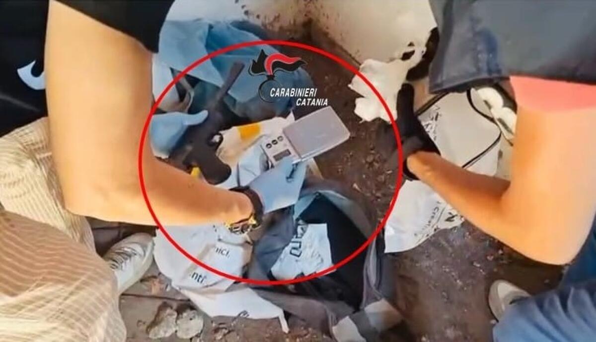 Scoperto arsenale nascosto sotto una scala: 32enne arrestato a Catania - 