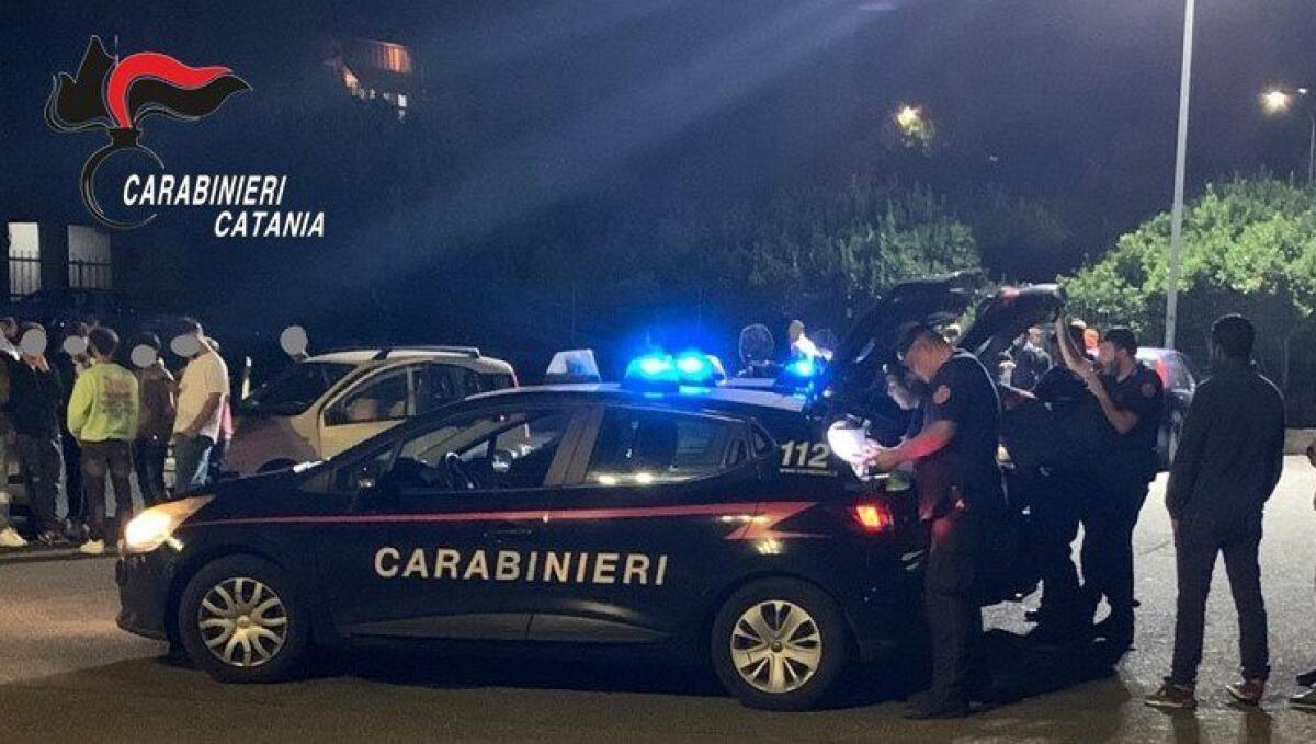 PATERNÒ, PASSEGGIA CON CRACK E MARIJUANA IN VIA NICOLOSI: FERMATO SPACCIATORE - 