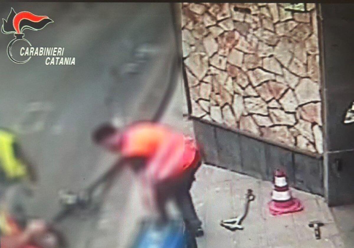 RUBANO CAVI IN RAME CON UN FURGONE A NOLEGGIO E TRAVESTITI DA OPERAI: SGOMINATA BANDA NEL CATANESE - 