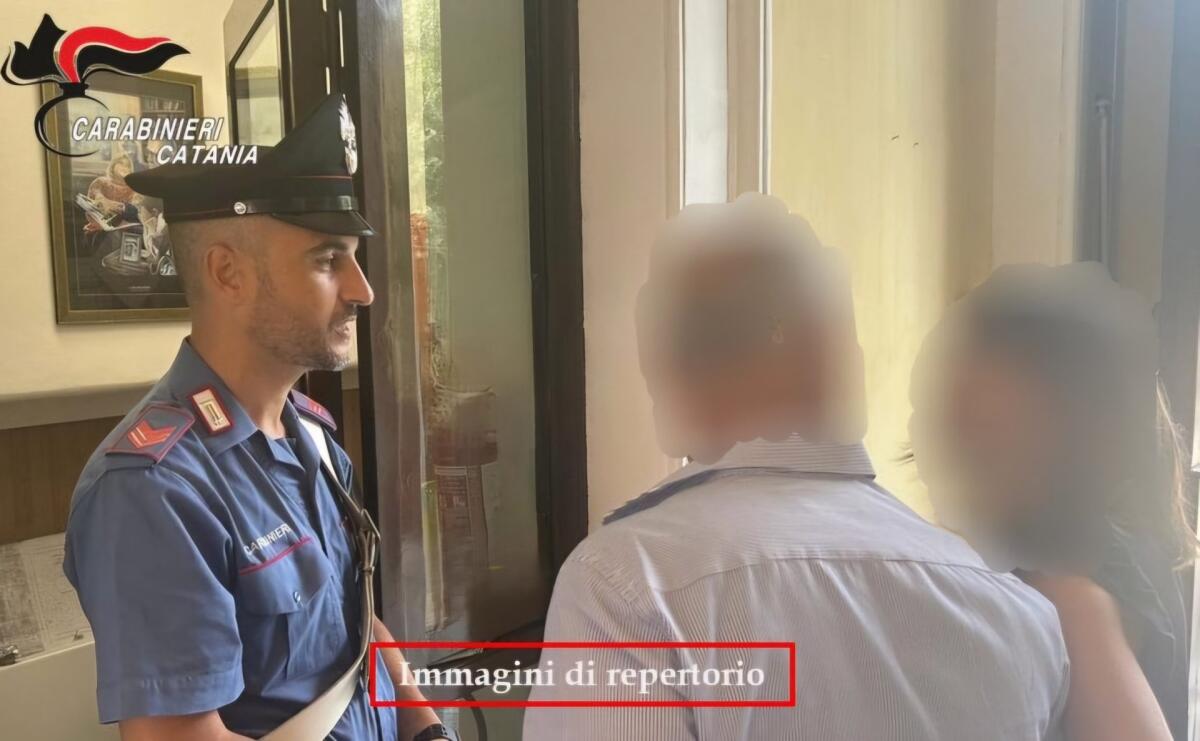 PATERNÒ MINACCIA DI DIFFONDERE VIDEO HOT E CHIEDE SOLDI ALLA COPPIA: 32ENNE DENUNCIATO, AVEVA ANCHE UNA PISTOLA GIOCATTOLO - 