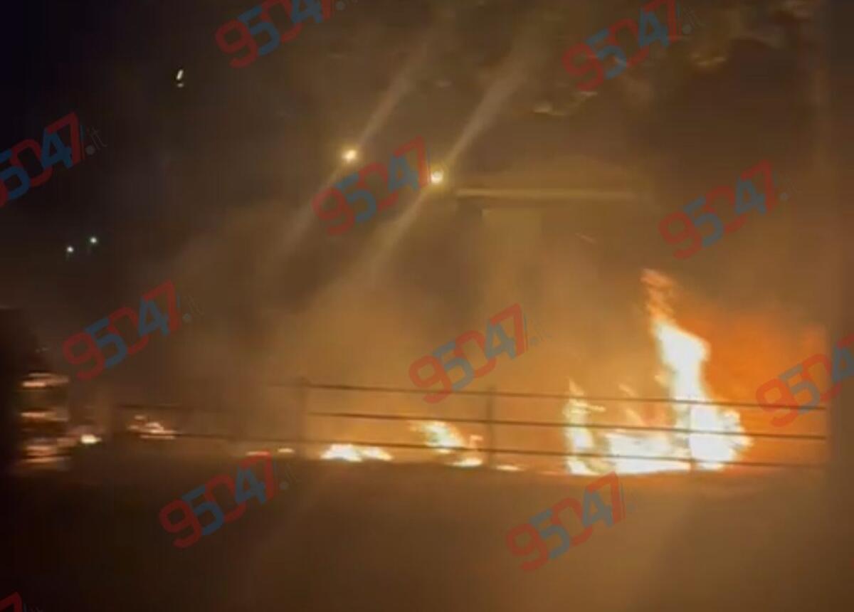 STERPAGLIE IN FIAMME A PATERNÒ, ATTIMI DI PAURA NELLA NOTTE IN VIA DEI PLATANI - 