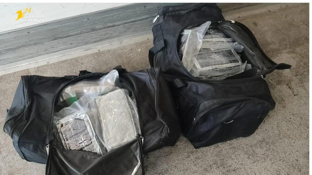 CATANIA, 64 KG DI COCAINA NASCOSTI IN UN TIR: ARRESTATO CORRIERE DELLA DROGA DALLA GUARDIA DI FINANZA. LO STUPEFACENTE AVREBBE FRUTTATO 13 MILIONI - 