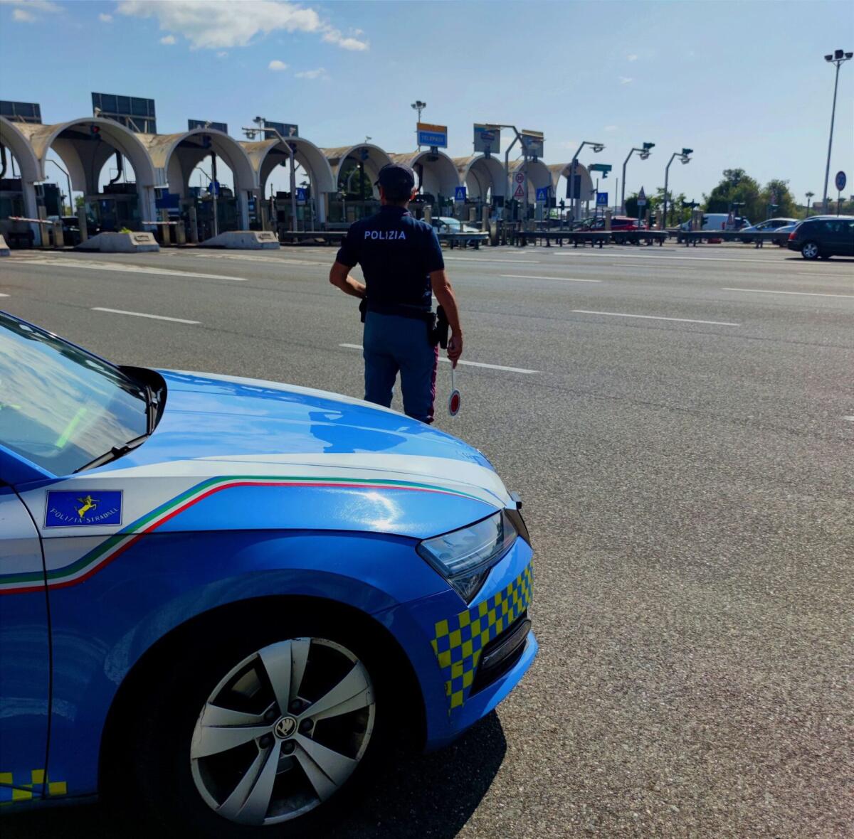 Fermate due donne al casello di San Gregorio: chiedevano soldi agli automobilisti - 