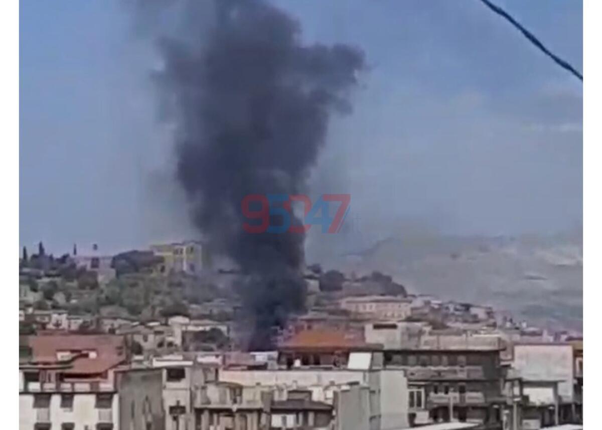 PATERNÒ, PAURA IN VIA CIRCONVALLAZIONE: INCENDIO NEL CORTILE DI UN’ABITAZIONE, FUMO VISIBILE A CHILOMETRI DI DISTANZA - 