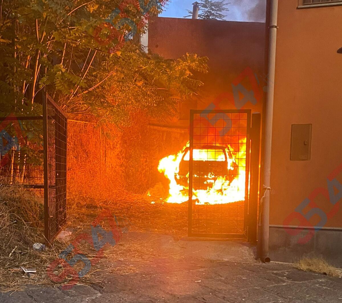 Paura a Paternò: Auto in fiamme all’alba in via Moncada - 