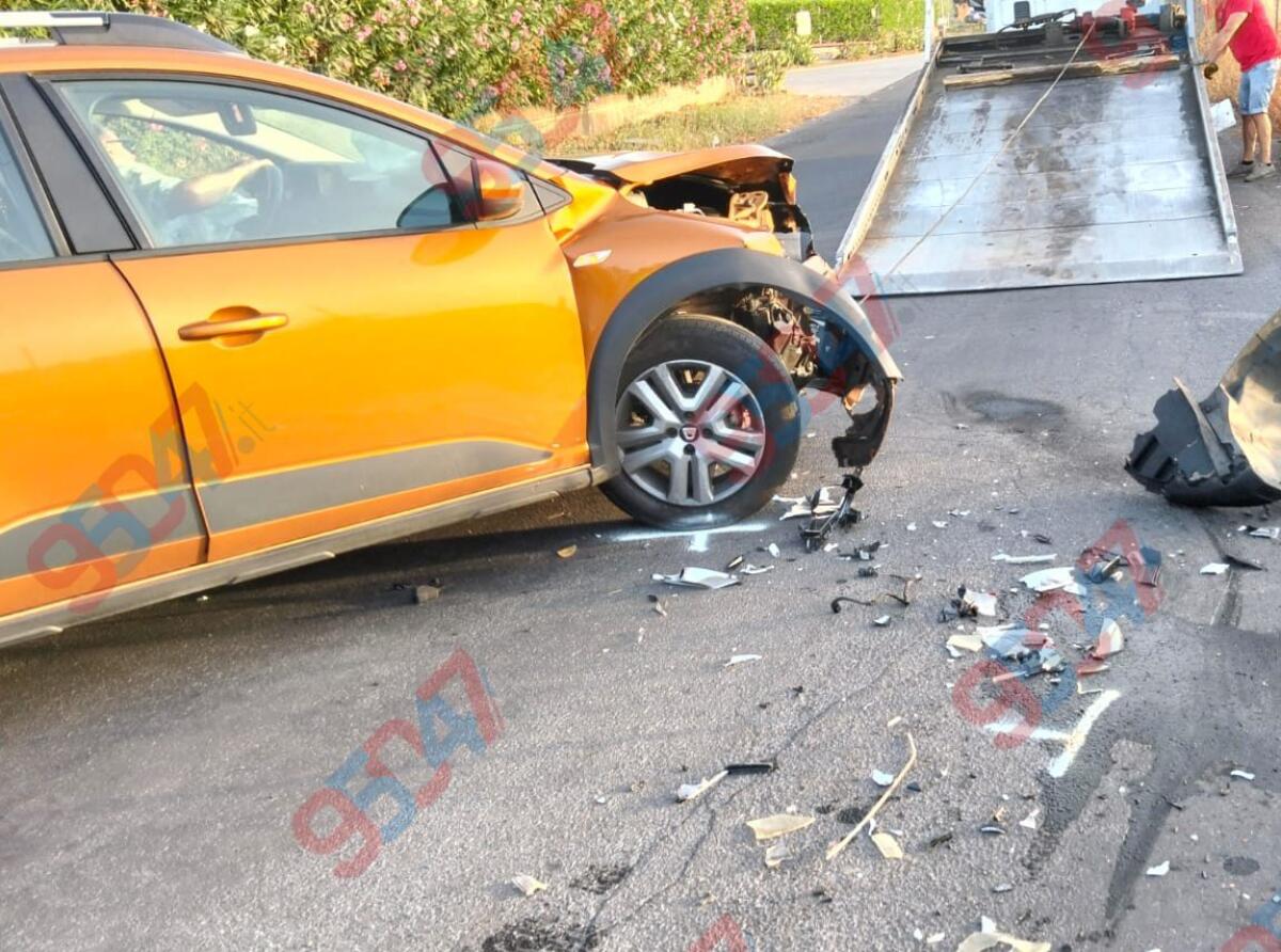 SCONTRO TRA DUE AUTO  SULLA SP3III VICINO ETNAPOLIS, FERITI - 