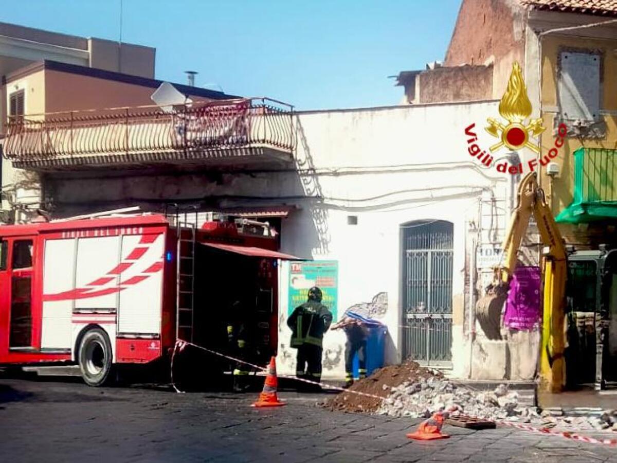 ALLARME GAS A SAN GIOVANNI GALERMO: STRADA CHIUSA, VIGILI DEL FUOCO SUL POSTO - 