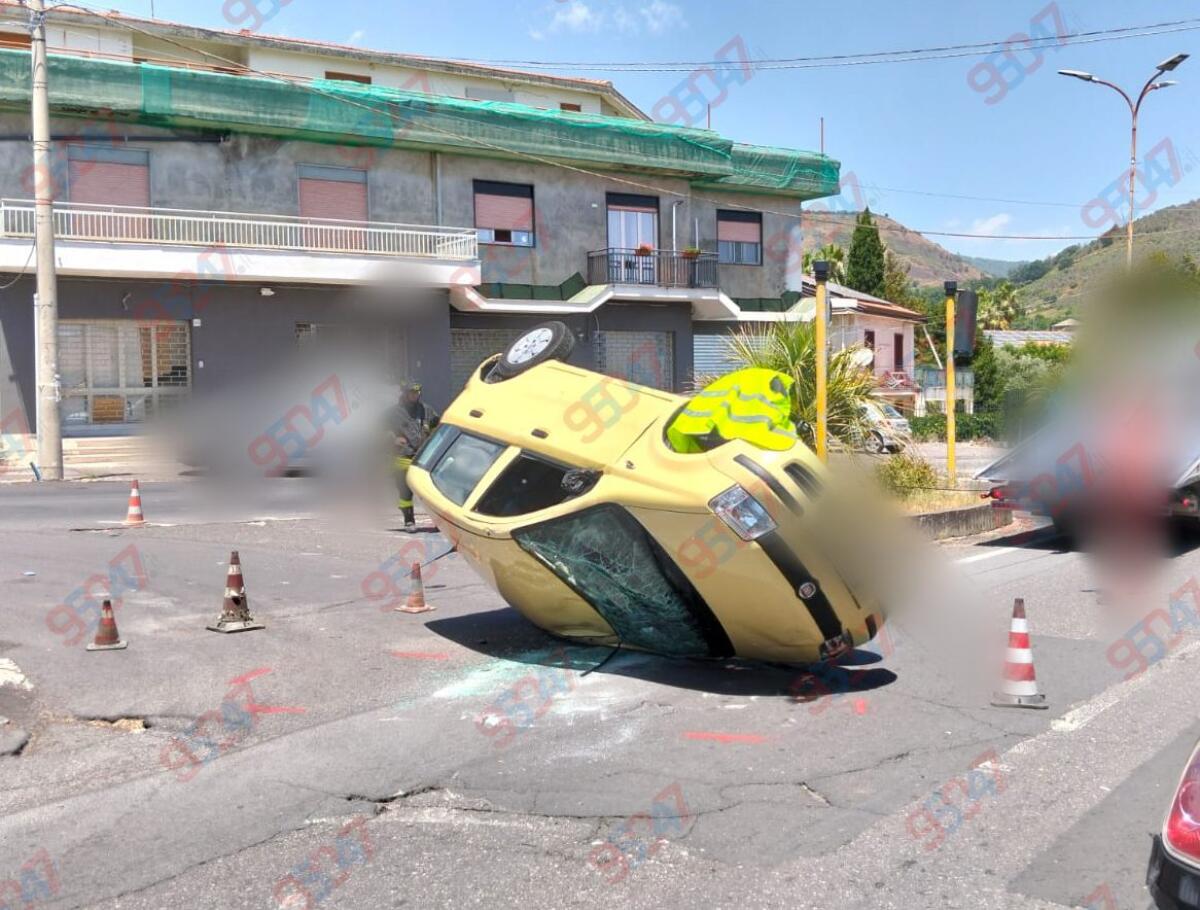 TRECASTAGNI, SCONTRO TRA PANDA E FIAT 500: AUTO RIBALTATA, FERITO 80ENNE - 