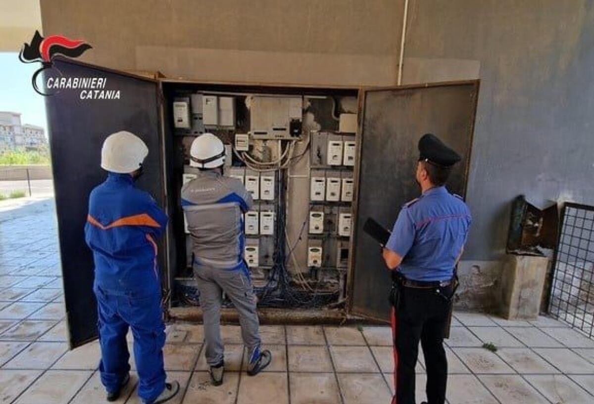 CATANIA. CAVI ILLEGALI E CONTATORI TRUCCATI: 30 FAMIGLIE DENUNCIATE PER FURTO DI ELETTRICITÀ - 