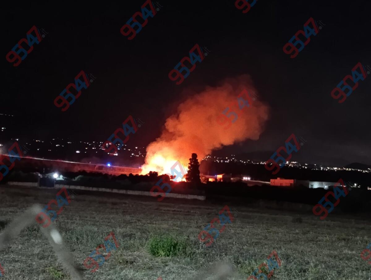 INCENDIO DI VASTE DIMENSIONI LUNGO LA SS 121 TRA PALAZZOLO E CATANIA: TRAFFICO RALLENTATO E VISIBILITÀ RIDOTTA - 