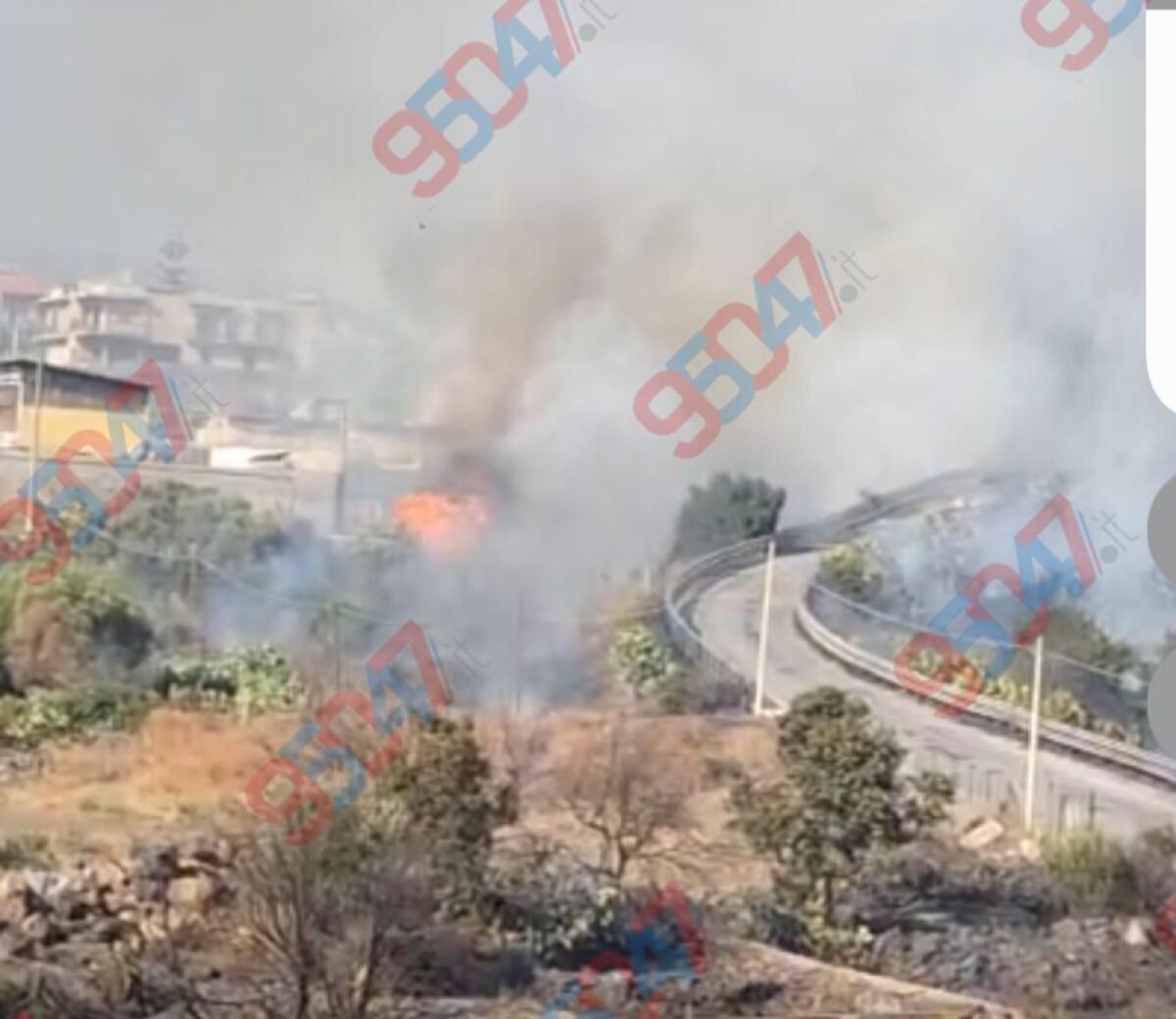 PATERNÒ, CANADAIR IN AZIONE SU VIA MONGIBELLO: INCENDI ANCHE A PONTE BARCA E SCALILLI - 