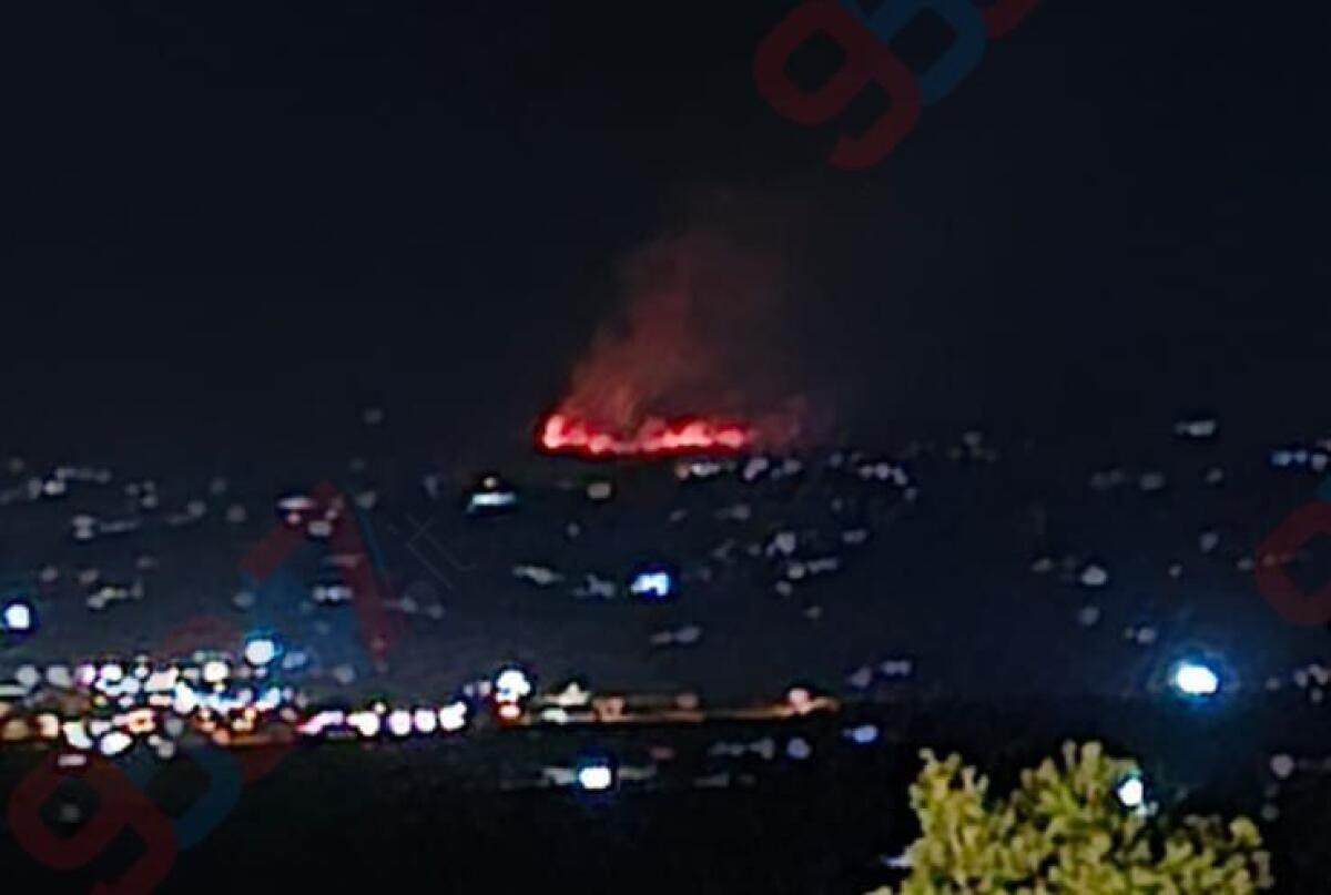 VASTO INCENDIO ANCORA IN CORSO TRA BIANCAVILLA E RAGALNA: SCOUT MESSI IN SALVO, LE FIAMME MINACCIANO LE ABITAZIONI - 