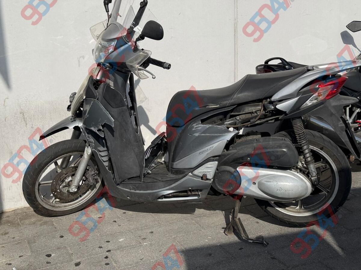 PAURA AL CENTRO SICILIA DI CATANIA: GIOVANE IN SCOOTER VA A SBATTERE CONTRO I PALI NEL PARCHEGGIO, FERITO IN CODICE ROSSO - 