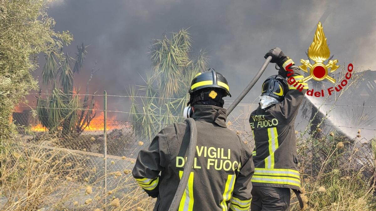 CATANIA, INCENDI NELLA ZONA SUD: ELICOTTERO IN AZIONE E CAPANNONI MINACCIATI - 