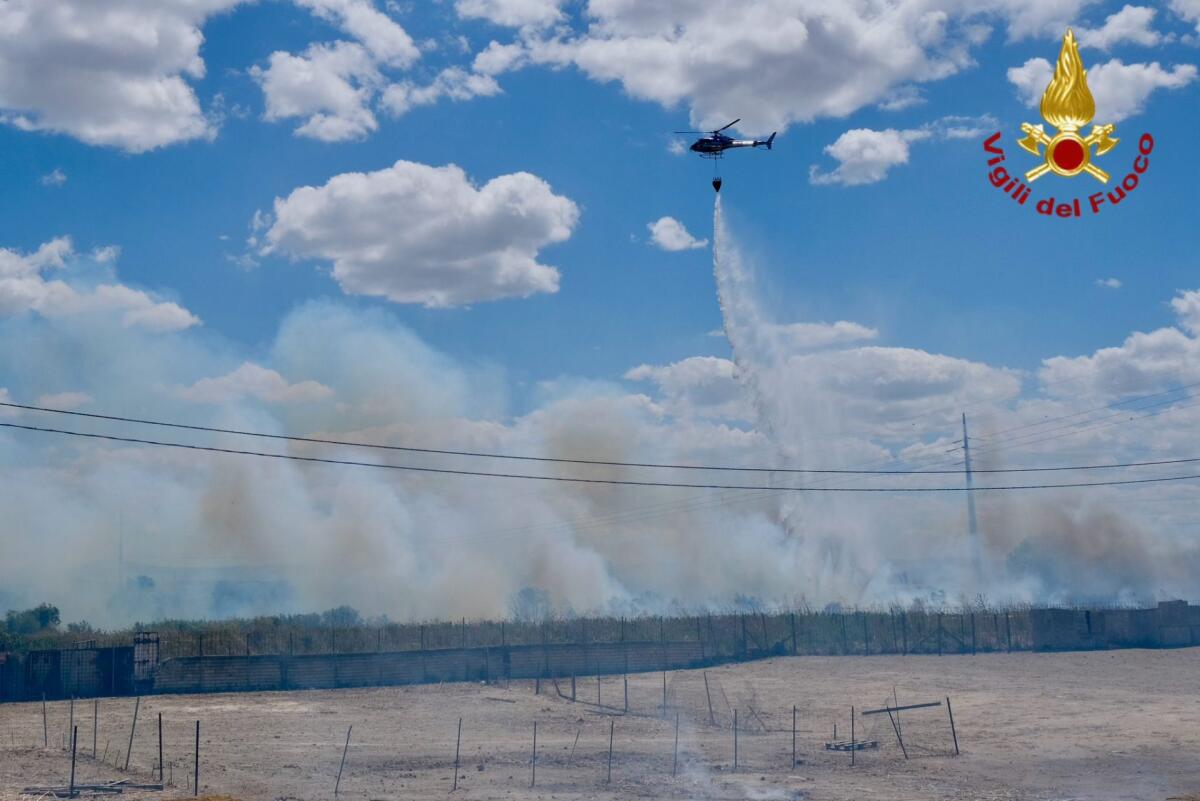 Catania, incendio nelle vicinanze dell’aeroporto: voli sospesi e spazio aereo chiuso - 