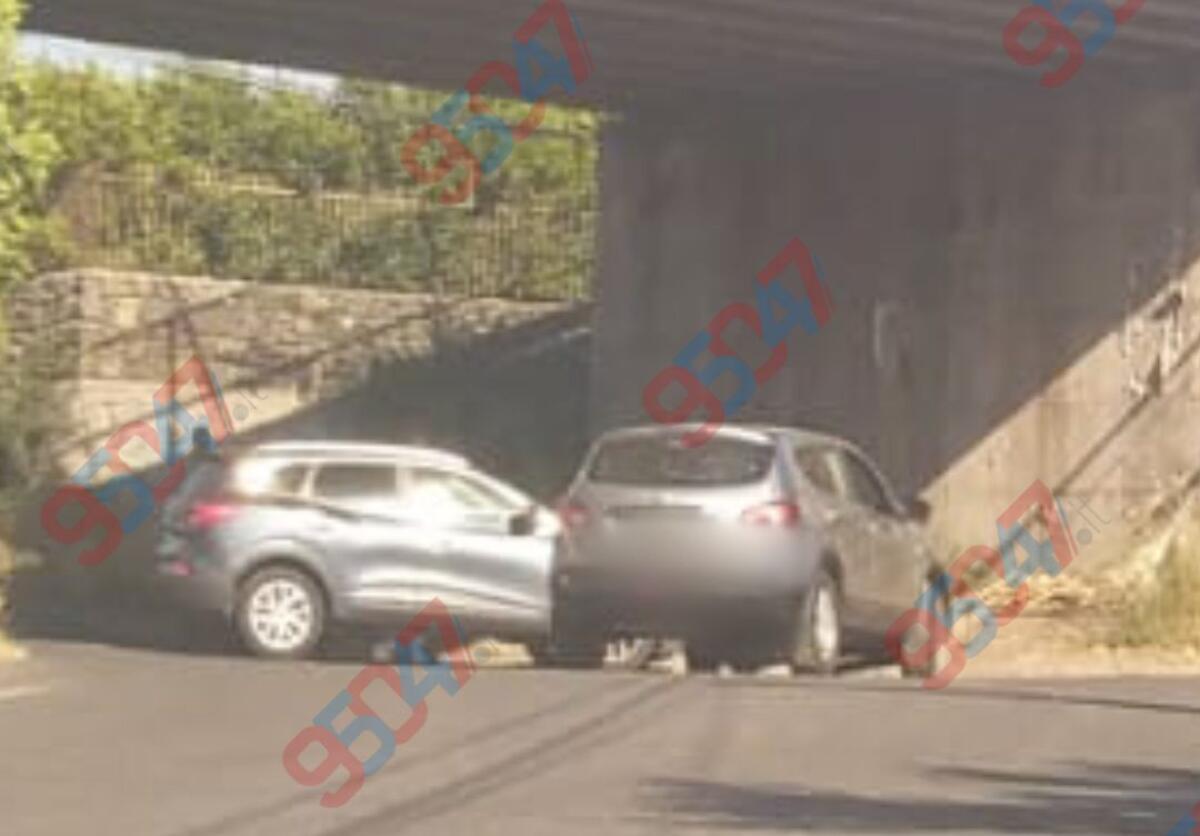 INCIDENTE STRADALE A PATERNÒ, SCONTRO TRA DUE AUTO IN VIA LIBERTÀ - 