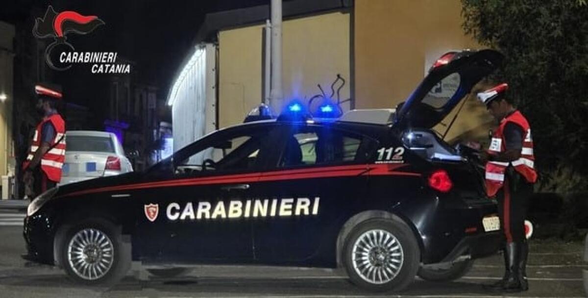 CATANIA. SFONDA LA PORTA A CALCI E MINACCIA CON UN BASTONE: ARRESTATO 31ENNE - 