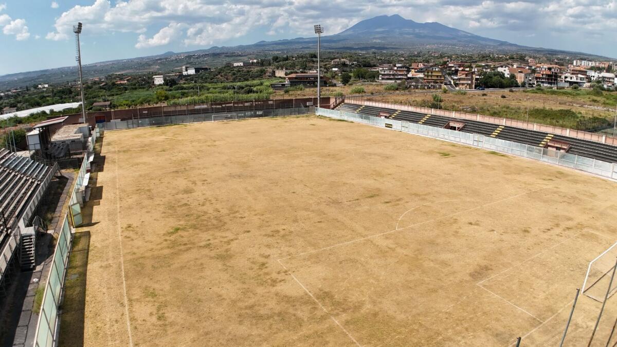 PATERNO’: CAMPO INAGIBILE E RIDOTTO AL DESERTO, LA LEGA CHIEDE LAVORI URGENTI PER L’AGIBILITA’, AL MOMENTO ERBA SECCA E DANNI – LE FOTO E IL VIDEO E LE CARTE CHE DIMOSTRANO LA VERITA’ - 