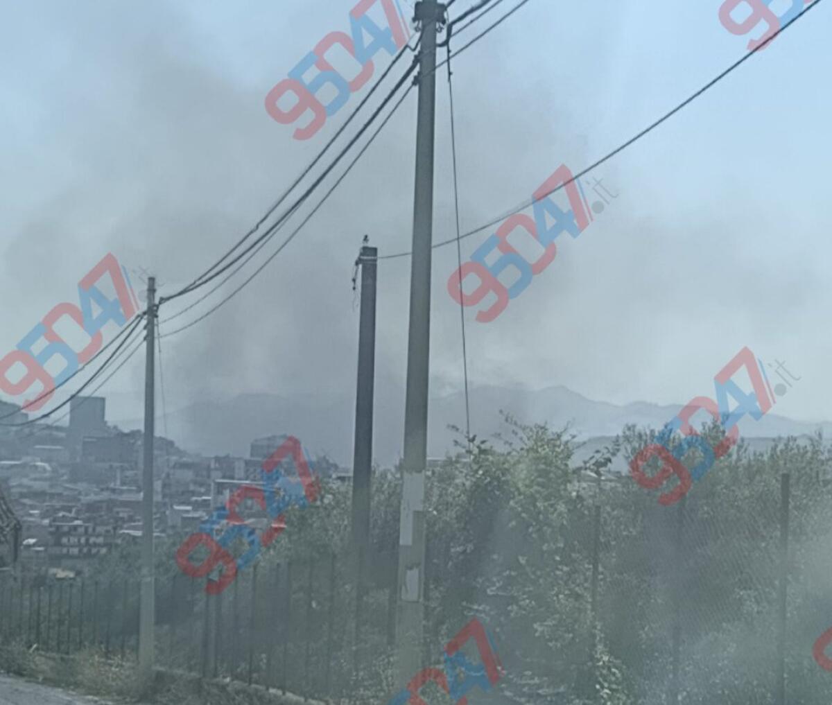 IN CORSO VASTI INCENDI A PATERNÒ E BELPASSO: VISIBILI COLONNE DI FUMO - 