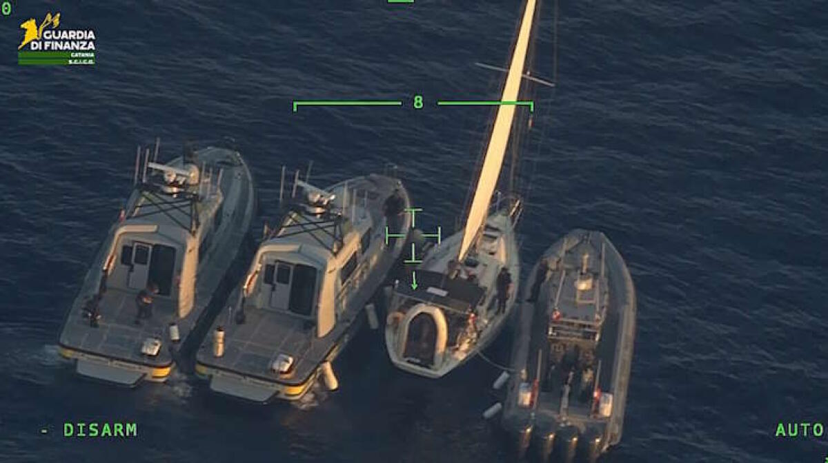 Droga in mare tra le Eolie e Milazzo: sequestrati 150 kg di marijuana su veliero, arrestati due trafficanti. Il carico avrebbe fruttato oltre 1,2 milioni di euro - 