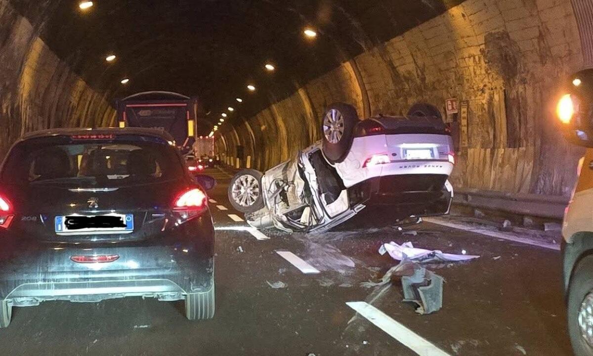 Auto si ribalta in galleria sull’A18: ferito il conducente, traffico in tilt verso Messina - 