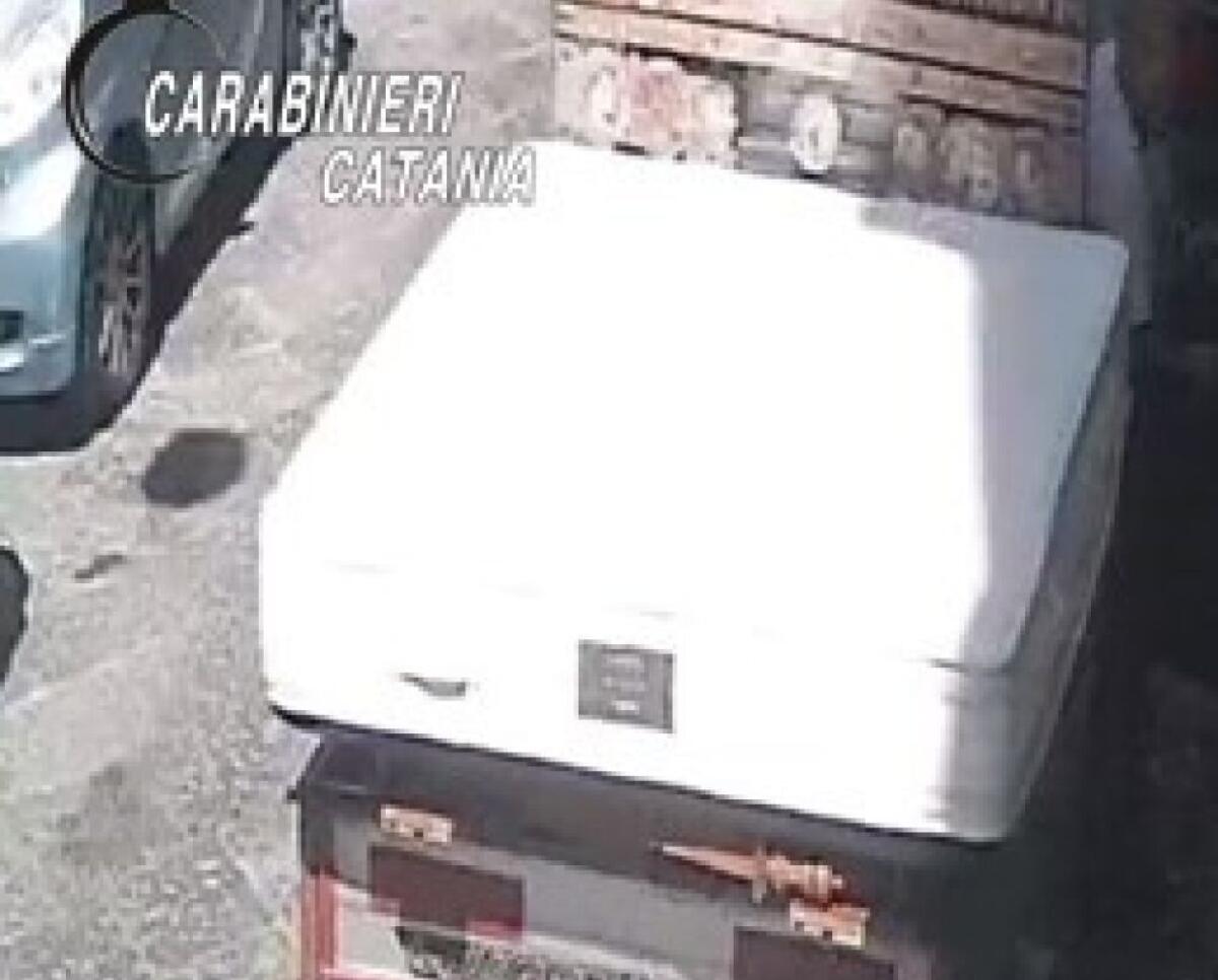 Catania, abbandona un materasso davanti al consolato: 25enne denunciato per reato ambientale - 