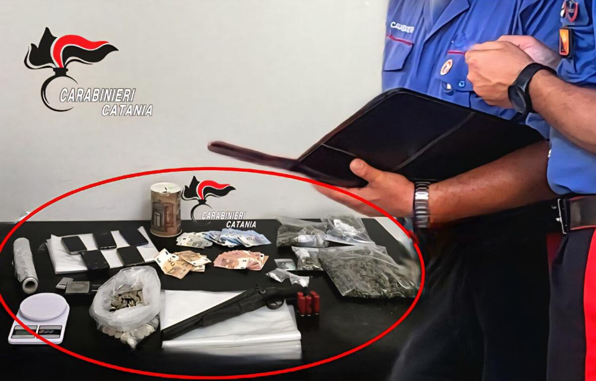 PATERNO'. CASA DELLO SPACCIO TRASFORMATA IN ARSENALE: SCOVATI DROGA, SOLDI E UN FUCILE A CANNE MOZZE - 