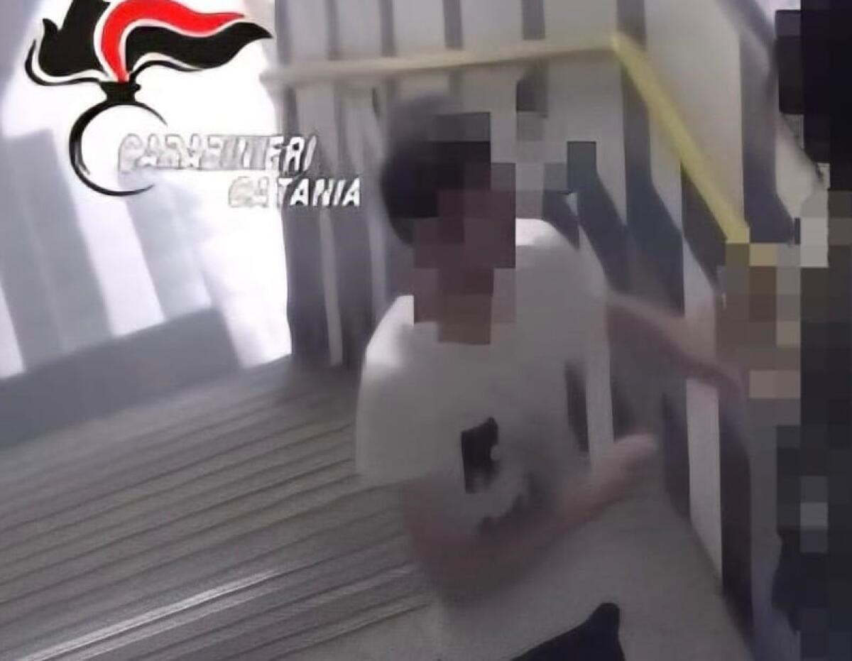 CATANIA. SEGUE UNA DONNA IN METROPOLITANA E LA MOLESTA SULLE SCALE: DENUNCIATO 23ENNE DI ADRANO - 