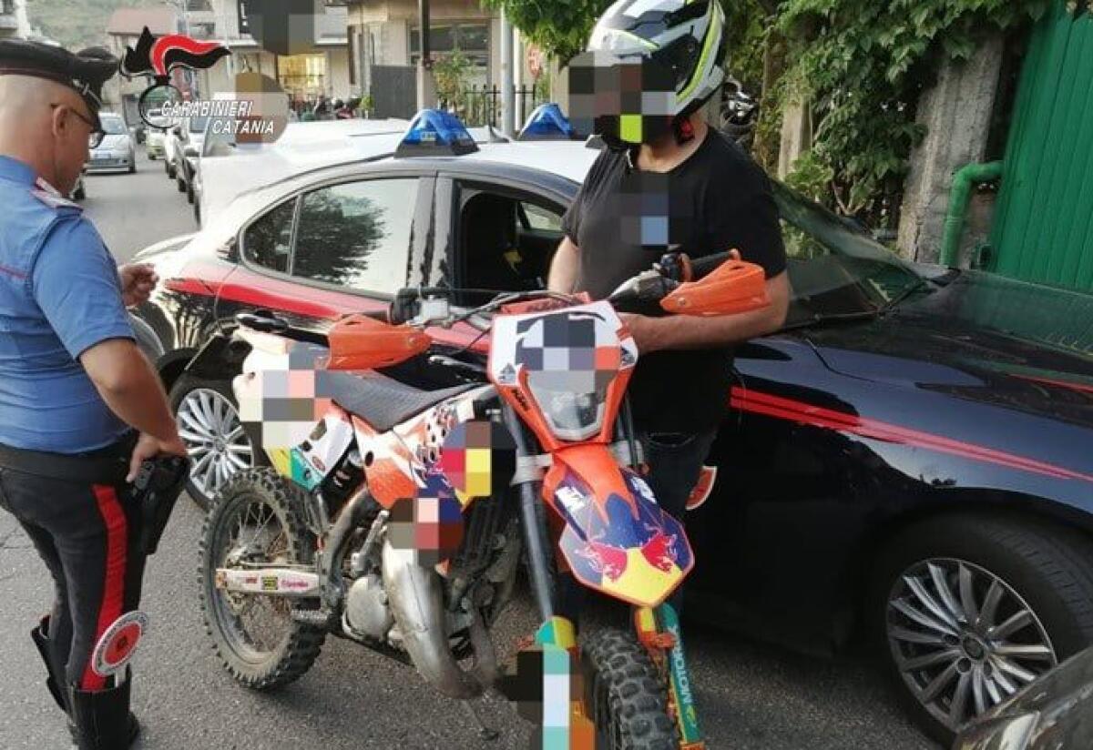 SENZA PATENTE, ASSICURAZIONE E TARGA: FERMATI DUE MOTOCICLISTI A BRONTE, MOTO SEQUESTRATE E MULTE PER 6.400 EURO - 